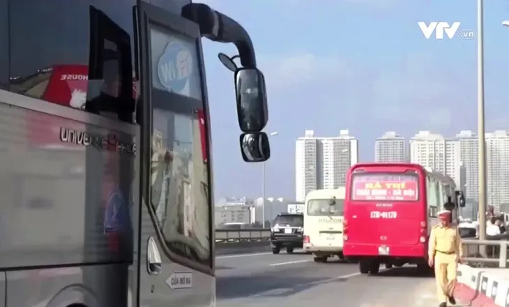 Nguy cơ tai nạn ở đường vành đai 3 trên cao Hà Nội - Ảnh 1. Nguy cơ tai nạn ở đường vành đai 3 trên cao Hà Nội - Ảnh 1.
