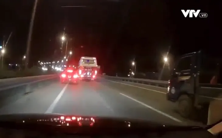 Nguy cơ tai nạn ở đường vành đai 3 trên cao Hà Nội - Ảnh 2. Nguy cơ tai nạn ở đường vành đai 3 trên cao Hà Nội - Ảnh 2.
