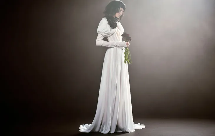 Không khoe eo thon, Vera Wang tung váy cưới ma mị, phá cách - Ảnh 10.