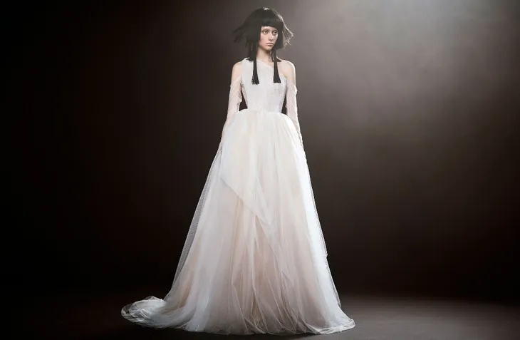 Không khoe eo thon, Vera Wang tung váy cưới ma mị, phá cách - Ảnh 9.