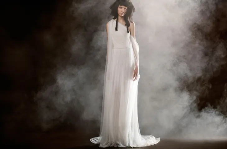 Không khoe eo thon, Vera Wang tung váy cưới ma mị, phá cách - Ảnh 7.