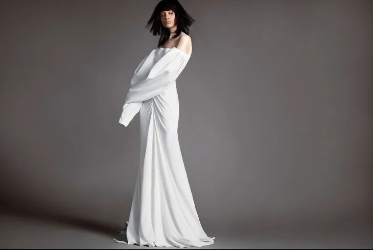 Không khoe eo thon, Vera Wang tung váy cưới ma mị, phá cách - Ảnh 4.