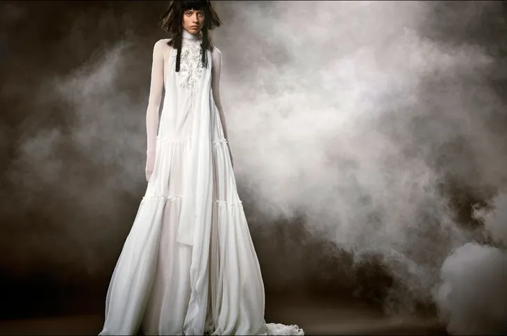 Không khoe eo thon, Vera Wang tung váy cưới ma mị, phá cách - Ảnh 3.