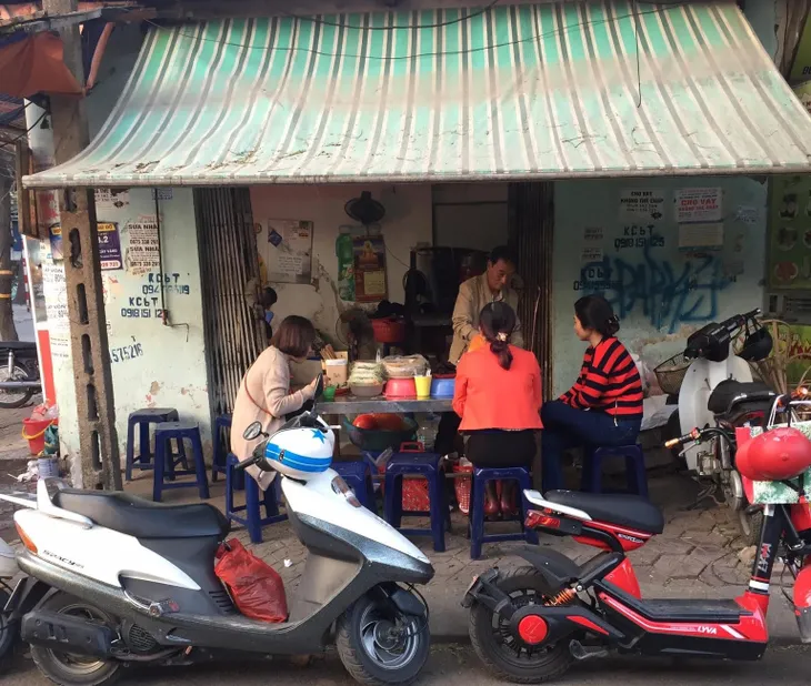 Hàng quán vỉa hè chuyển lên tầng thượng buôn bán để thích nghi - Ảnh 7. Hàng quán vỉa hè chuyển lên tầng thượng buôn bán để thích nghi - Ảnh 7.