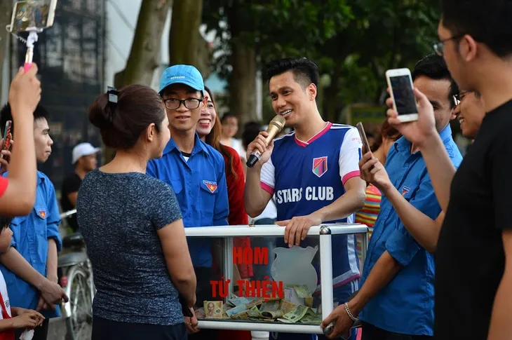 Cha con ông trùm “Người phán xử” đá bóng gây quỹ từ thiện - Ảnh 8. Cha con ông trùm “Người phán xử” đá bóng gây quỹ từ thiện - Ảnh 8.