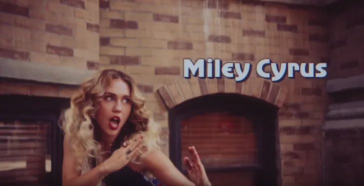 Miley Cyrus trổ tài võ thuật, Blake Shelton đánh Adam Levine bầm mặt - Ảnh 2. Miley Cyrus trổ tài võ thuật, Blake Shelton đánh Adam Levine bầm mặt - Ảnh 2.