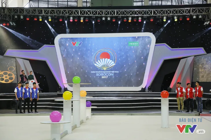 Robocon Việt Nam 2017: “Nghẹt thở” với những màn cản phá trên sân - Ảnh 39. Robocon Việt Nam 2017: “Nghẹt thở” với những màn cản phá trên sân - Ảnh 39.