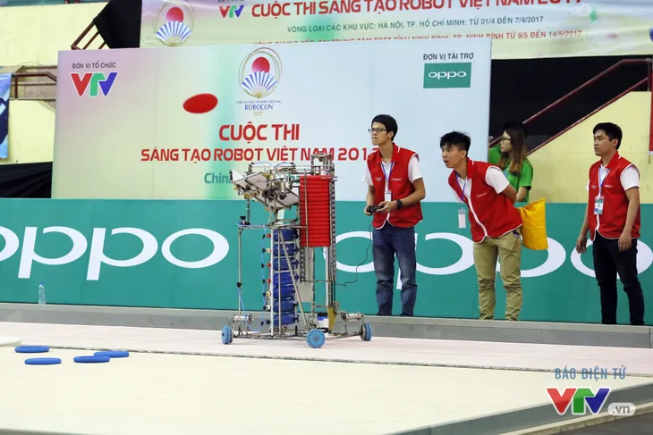 Robocon Việt Nam 2017: “Nghẹt thở” với những màn cản phá trên sân - Ảnh 13. Robocon Việt Nam 2017: “Nghẹt thở” với những màn cản phá trên sân - Ảnh 13.
