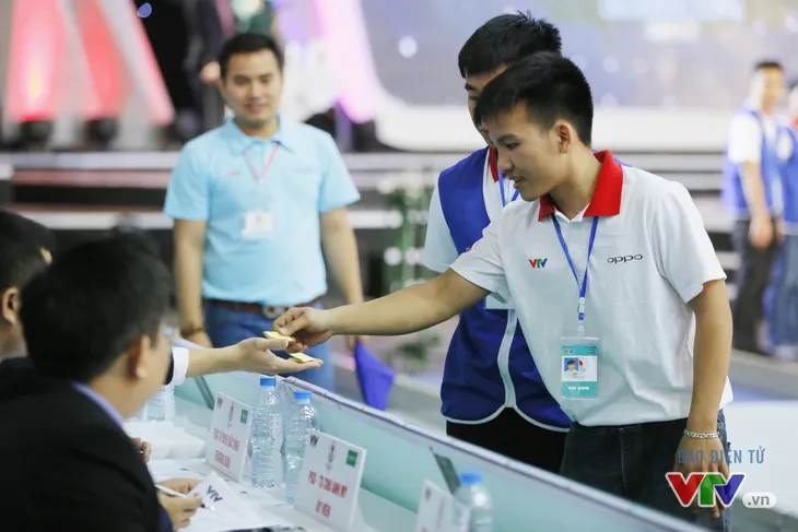 Robocon Việt Nam 2017: “Nghẹt thở” với những màn cản phá trên sân - Ảnh 15. Robocon Việt Nam 2017: “Nghẹt thở” với những màn cản phá trên sân - Ảnh 15.