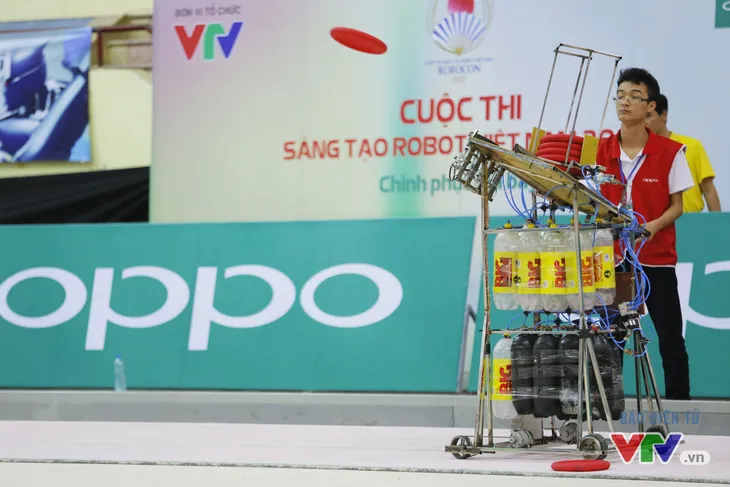Robocon Việt Nam 2017: “Nghẹt thở” với những màn cản phá trên sân - Ảnh 5. Robocon Việt Nam 2017: “Nghẹt thở” với những màn cản phá trên sân - Ảnh 5.