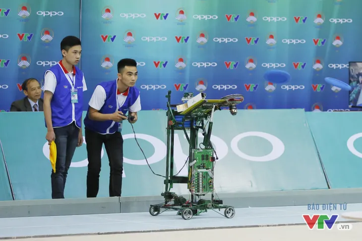 Robocon Việt Nam 2017: “Nghẹt thở” với những màn cản phá trên sân - Ảnh 7. Robocon Việt Nam 2017: “Nghẹt thở” với những màn cản phá trên sân - Ảnh 7.