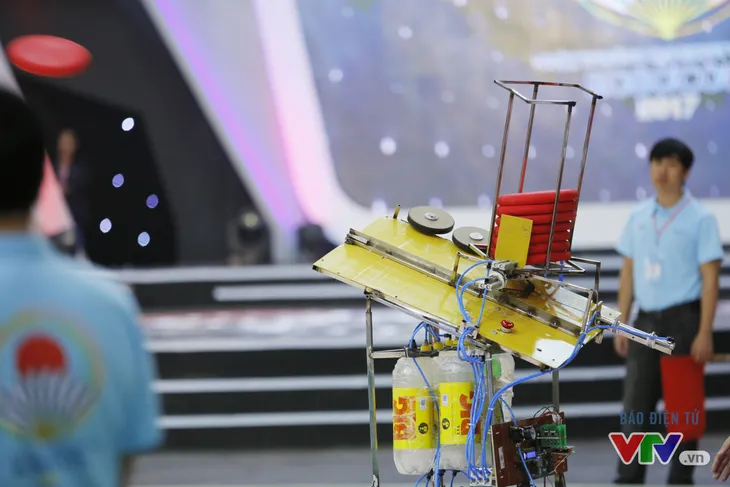 Robocon Việt Nam 2017: “Nghẹt thở” với những màn cản phá trên sân - Ảnh 6. Robocon Việt Nam 2017: “Nghẹt thở” với những màn cản phá trên sân - Ảnh 6.