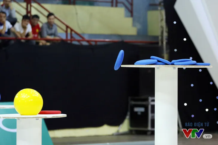 Robocon Việt Nam 2017: “Nghẹt thở” với những màn cản phá trên sân - Ảnh 9. Robocon Việt Nam 2017: “Nghẹt thở” với những màn cản phá trên sân - Ảnh 9.