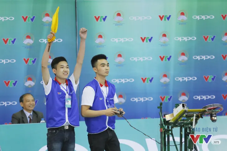 Robocon Việt Nam 2017: “Nghẹt thở” với những màn cản phá trên sân - Ảnh 8. Robocon Việt Nam 2017: “Nghẹt thở” với những màn cản phá trên sân - Ảnh 8.