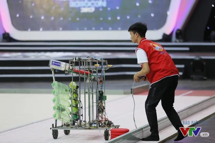 Robocon Việt Nam 2017: “Nghẹt thở” với những màn cản phá trên sân - Ảnh 3. Robocon Việt Nam 2017: “Nghẹt thở” với những màn cản phá trên sân - Ảnh 3.