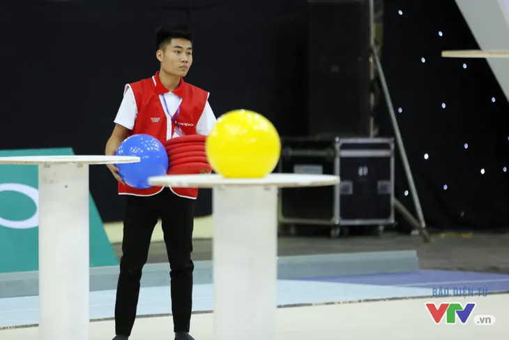 Robocon Việt Nam 2017: “Nghẹt thở” với những màn cản phá trên sân - Ảnh 4. Robocon Việt Nam 2017: “Nghẹt thở” với những màn cản phá trên sân - Ảnh 4.