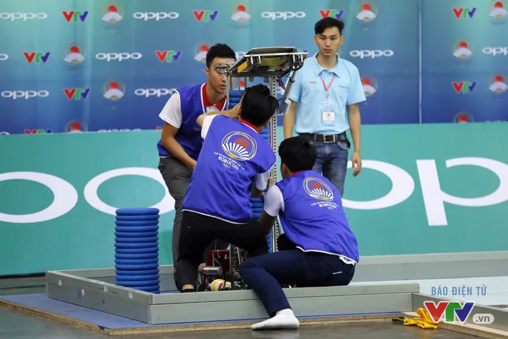 Robocon Việt Nam 2017: “Nghẹt thở” với những màn cản phá trên sân - Ảnh 28. Robocon Việt Nam 2017: “Nghẹt thở” với những màn cản phá trên sân - Ảnh 28.