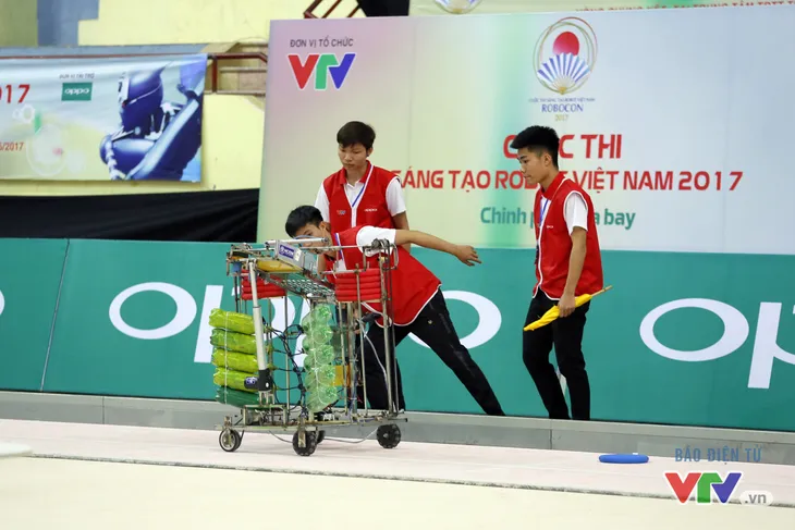 Robocon Việt Nam 2017: “Nghẹt thở” với những màn cản phá trên sân - Ảnh 26. Robocon Việt Nam 2017: “Nghẹt thở” với những màn cản phá trên sân - Ảnh 26.
