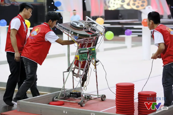 Robocon Việt Nam 2017: “Nghẹt thở” với những màn cản phá trên sân - Ảnh 36. Robocon Việt Nam 2017: “Nghẹt thở” với những màn cản phá trên sân - Ảnh 36.