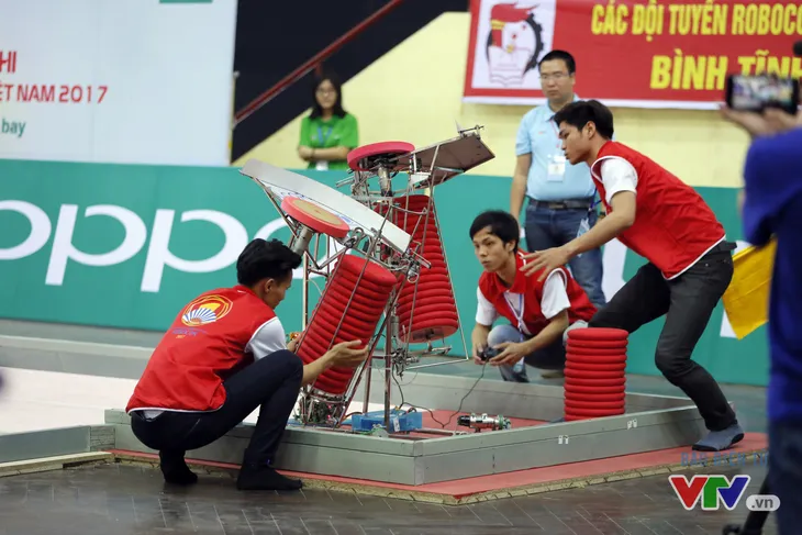 Robocon Việt Nam 2017: “Nghẹt thở” với những màn cản phá trên sân - Ảnh 21. Robocon Việt Nam 2017: “Nghẹt thở” với những màn cản phá trên sân - Ảnh 21.