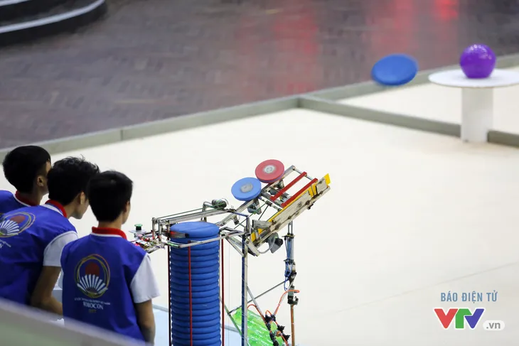 Robocon Việt Nam 2017: Hưng Yên và Hà Tĩnh đua nhau giành APPARE - Ảnh 16. Robocon Việt Nam 2017: Hưng Yên và Hà Tĩnh đua nhau giành APPARE - Ảnh 16.