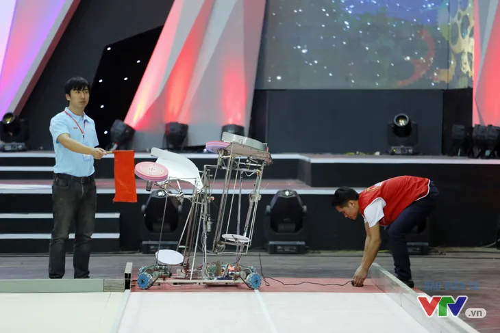 Robocon Việt Nam 2017: Hưng Yên và Hà Tĩnh đua nhau giành APPARE - Ảnh 4. Robocon Việt Nam 2017: Hưng Yên và Hà Tĩnh đua nhau giành APPARE - Ảnh 4.