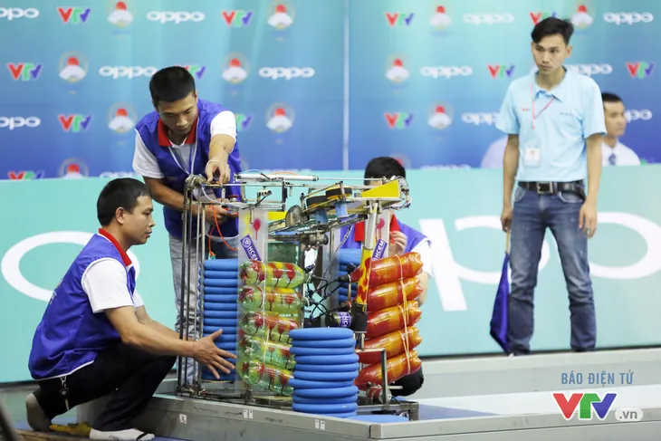 Robocon Việt Nam 2017: Hưng Yên và Hà Tĩnh đua nhau giành APPARE - Ảnh 14. Robocon Việt Nam 2017: Hưng Yên và Hà Tĩnh đua nhau giành APPARE - Ảnh 14.