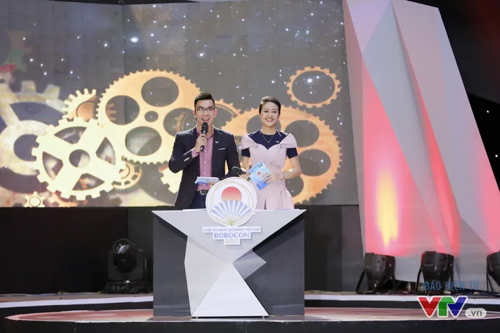 Robocon Việt Nam 2017: Hưng Yên và Hà Tĩnh đua nhau giành APPARE - Ảnh 1. Robocon Việt Nam 2017: Hưng Yên và Hà Tĩnh đua nhau giành APPARE - Ảnh 1.