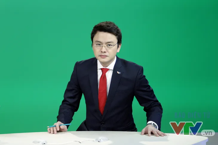 Nhắc đến Thời sự, khán giả nào cũng nhớ đến những BTV nam này! - Ảnh 1. Nhắc đến Thời sự, khán giả nào cũng nhớ đến những BTV nam này! - Ảnh 1.