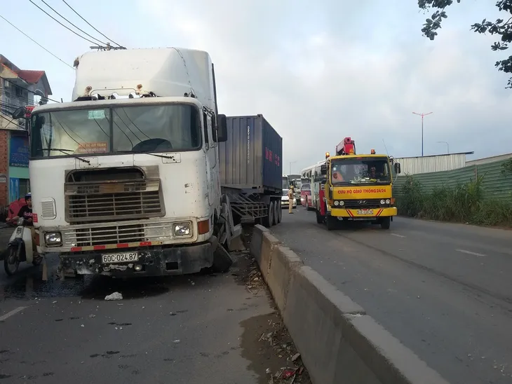 TP.HCM: Xe container cày nát hàng loạt dải phân cách trên Quốc lộ 1 - Ảnh 1. TP.HCM: Xe container cày nát hàng loạt dải phân cách trên Quốc lộ 1 - Ảnh 1.