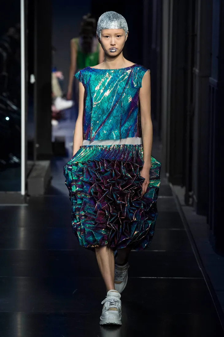 Dàn mẫu của Maison Margiela gây ấn tượng với thiết kế phát sáng dưới đèn flash - Ảnh 17. Dàn mẫu của Maison Margiela gây ấn tượng với thiết kế phát sáng dưới đèn flash - Ảnh 17.