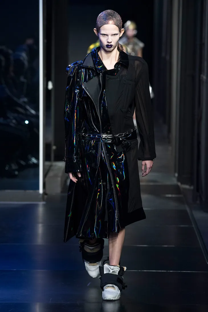Dàn mẫu của Maison Margiela gây ấn tượng với thiết kế phát sáng dưới đèn flash - Ảnh 16. Dàn mẫu của Maison Margiela gây ấn tượng với thiết kế phát sáng dưới đèn flash - Ảnh 16.