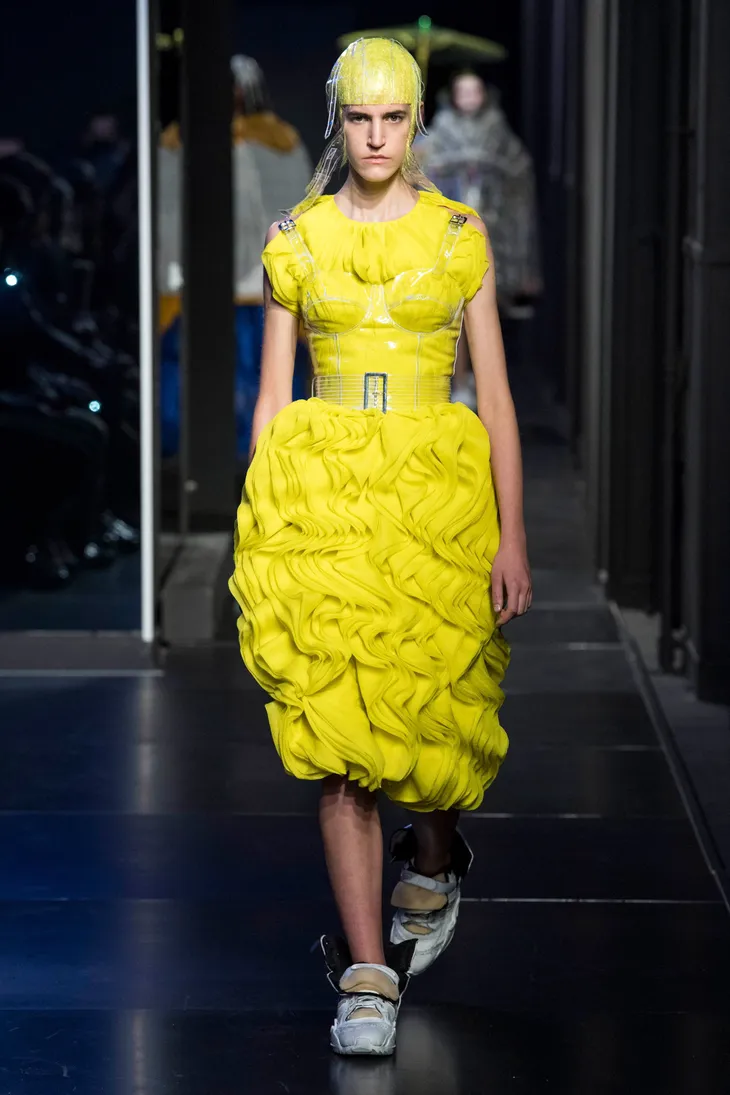 Dàn mẫu của Maison Margiela gây ấn tượng với thiết kế phát sáng dưới đèn flash - Ảnh 13. Dàn mẫu của Maison Margiela gây ấn tượng với thiết kế phát sáng dưới đèn flash - Ảnh 13.