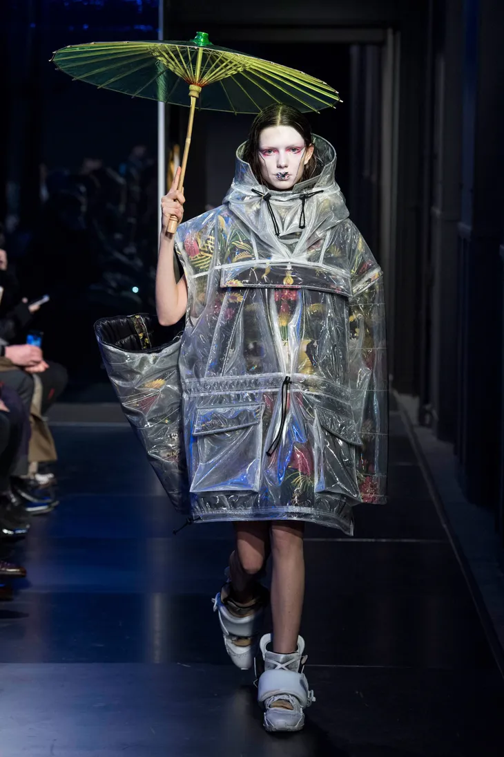 Dàn mẫu của Maison Margiela gây ấn tượng với thiết kế phát sáng dưới đèn flash - Ảnh 12. Dàn mẫu của Maison Margiela gây ấn tượng với thiết kế phát sáng dưới đèn flash - Ảnh 12.
