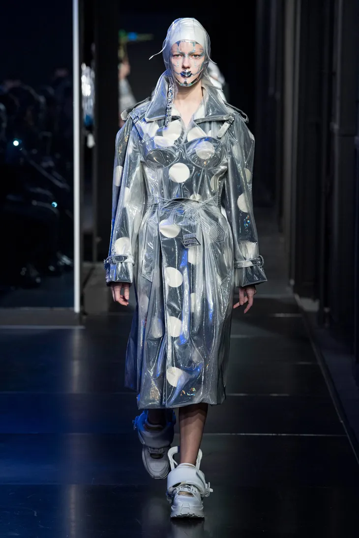 Dàn mẫu của Maison Margiela gây ấn tượng với thiết kế phát sáng dưới đèn flash - Ảnh 11. Dàn mẫu của Maison Margiela gây ấn tượng với thiết kế phát sáng dưới đèn flash - Ảnh 11.