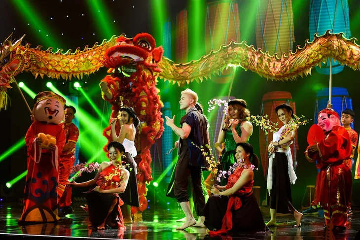 Sao đại chiến: Tưng bừng không khí Tết cùng Hoàng Tôn - Ảnh 2. Sao đại chiến: Tưng bừng không khí Tết cùng Hoàng Tôn - Ảnh 2.