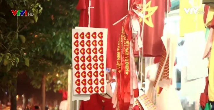 Sôi động thị trường sản phẩm cổ vũ U23 Việt Nam - Ảnh 1. Sôi động thị trường sản phẩm cổ vũ U23 Việt Nam - Ảnh 1.