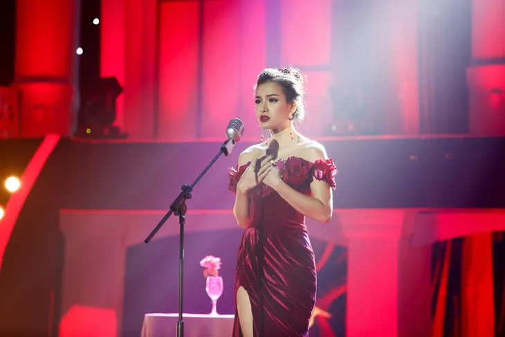 Phương Trinh Jolie diện váy xẻ cao đầy quyến rũ hát Tình đời - Ảnh 2. Phương Trinh Jolie diện váy xẻ cao đầy quyến rũ hát Tình đời - Ảnh 2.