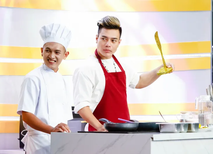 Đấu trường ẩm thực: Bảo Lâm xuất sắc chiến thắng Triệu Long bằng chiêu quấy rối - Ảnh 2. Đấu trường ẩm thực: Bảo Lâm xuất sắc chiến thắng Triệu Long bằng chiêu quấy rối - Ảnh 2.