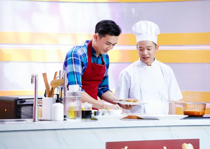 Đấu trường ẩm thực: Bảo Lâm xuất sắc chiến thắng Triệu Long bằng chiêu quấy rối - Ảnh 1. Đấu trường ẩm thực: Bảo Lâm xuất sắc chiến thắng Triệu Long bằng chiêu quấy rối - Ảnh 1.