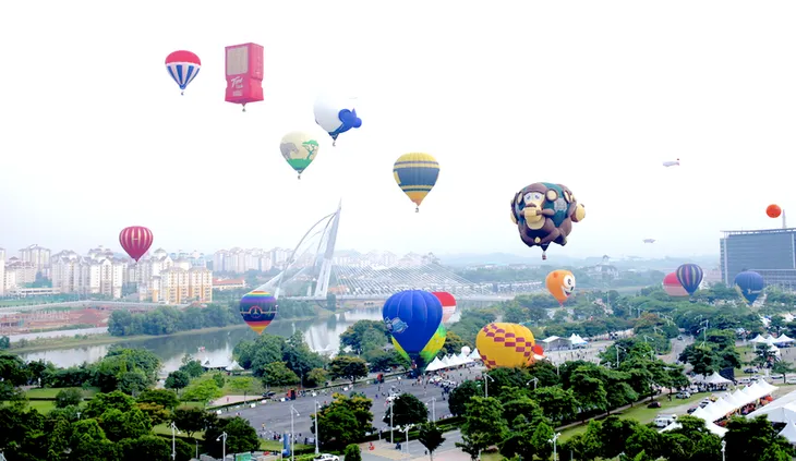 Hứng thú với hành trình trên không tại lễ hội khinh khí cầu ở Thụy Sĩ - Ảnh 3. Hứng thú với hành trình trên không tại lễ hội khinh khí cầu ở Thụy Sĩ - Ảnh 3.