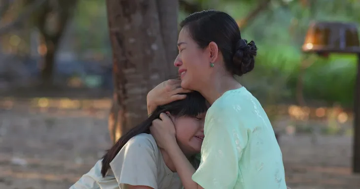 Phim Mộng phù hoa - Tập 2: Ba Trang (Kim Tuyến) sống cuộc đời tù túng, suýt bị ba dượng hãm hại - Ảnh 2. Phim Mộng phù hoa - Tập 2: Ba Trang (Kim Tuyến) sống cuộc đời tù túng, suýt bị ba dượng hãm hại - Ảnh 2.