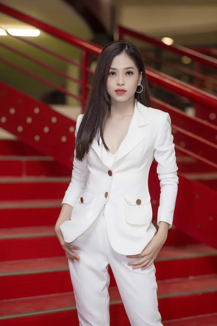 Á hậu Phương Nga diện đồ cá tính trở về trường trong vòng vây của sinh viên - Ảnh 8. Á hậu Phương Nga diện đồ cá tính trở về trường trong vòng vây của sinh viên - Ảnh 8.
