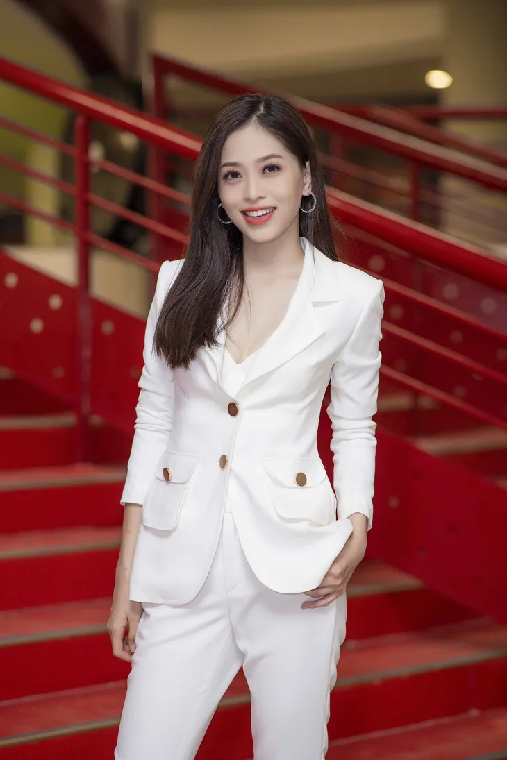 Á hậu Phương Nga diện đồ cá tính trở về trường trong vòng vây của sinh viên - Ảnh 6. Á hậu Phương Nga diện đồ cá tính trở về trường trong vòng vây của sinh viên - Ảnh 6.