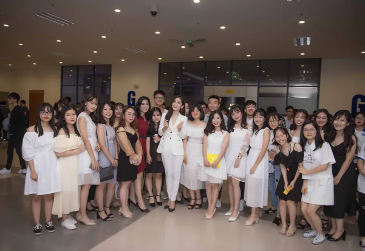 Á hậu Phương Nga diện đồ cá tính trở về trường trong vòng vây của sinh viên - Ảnh 10. Á hậu Phương Nga diện đồ cá tính trở về trường trong vòng vây của sinh viên - Ảnh 10.