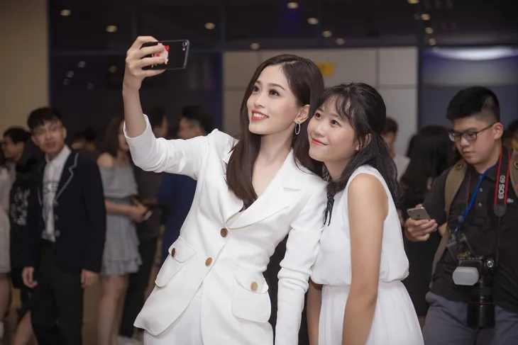 Á hậu Phương Nga diện đồ cá tính trở về trường trong vòng vây của sinh viên - Ảnh 9. Á hậu Phương Nga diện đồ cá tính trở về trường trong vòng vây của sinh viên - Ảnh 9.