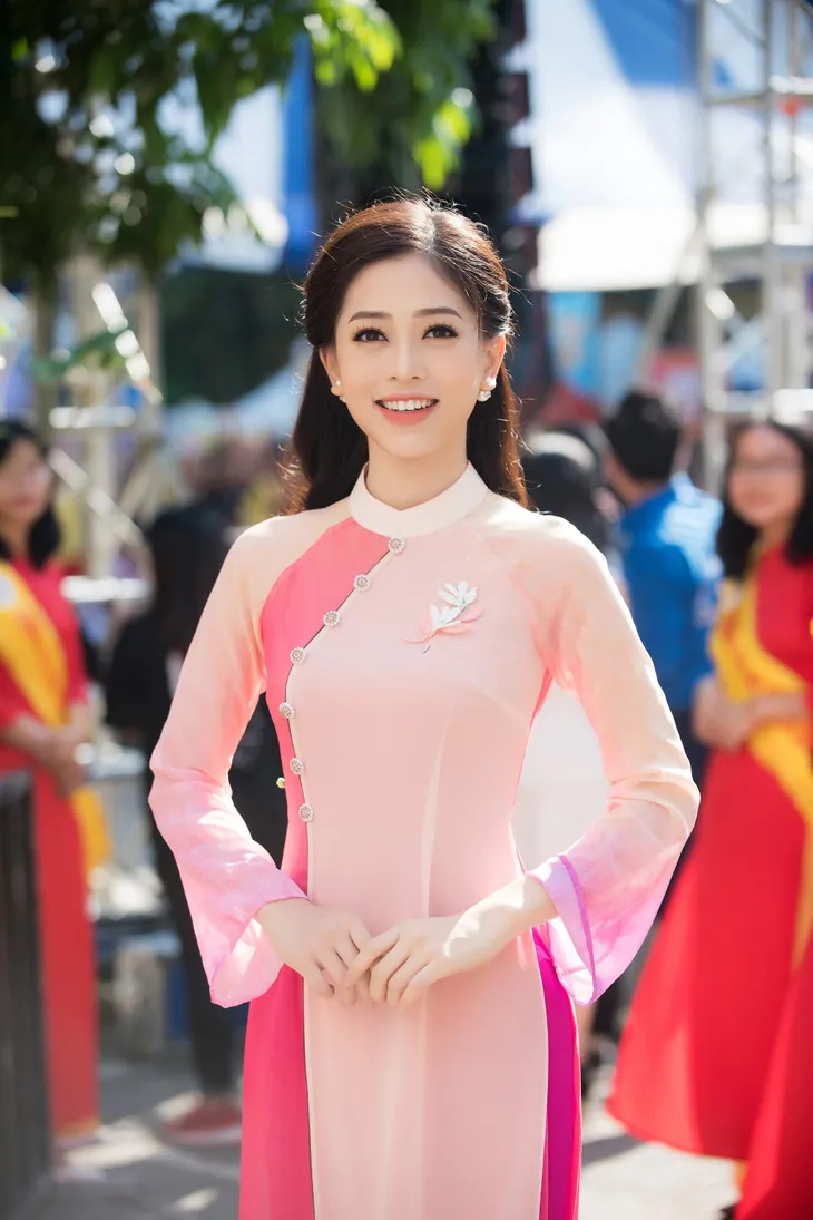 Á hậu Phương Nga diện đồ cá tính trở về trường trong vòng vây của sinh viên - Ảnh 3. Á hậu Phương Nga diện đồ cá tính trở về trường trong vòng vây của sinh viên - Ảnh 3.
