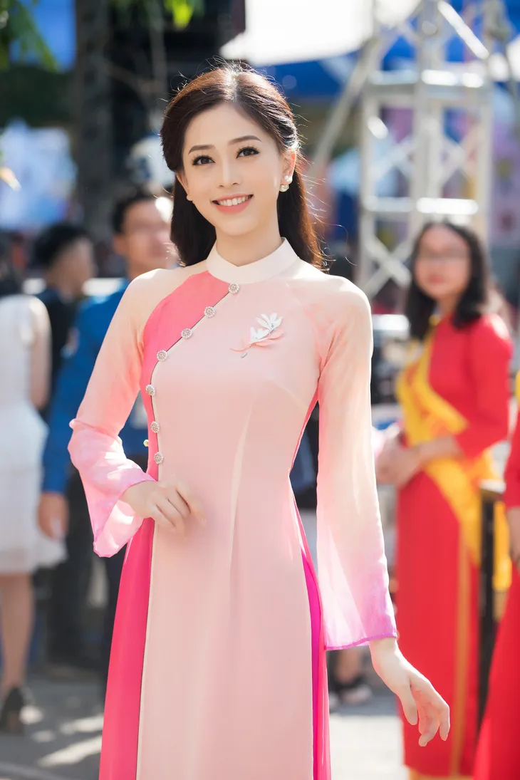 Á hậu Phương Nga diện đồ cá tính trở về trường trong vòng vây của sinh viên - Ảnh 2. Á hậu Phương Nga diện đồ cá tính trở về trường trong vòng vây của sinh viên - Ảnh 2.