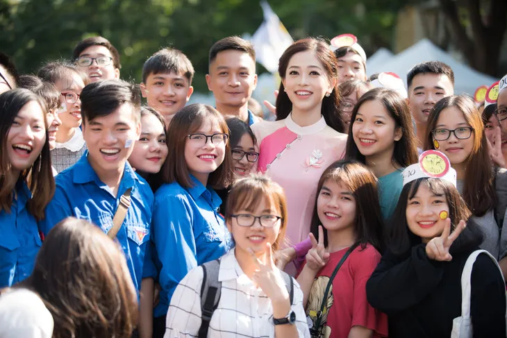 Á hậu Phương Nga diện đồ cá tính trở về trường trong vòng vây của sinh viên - Ảnh 1. Á hậu Phương Nga diện đồ cá tính trở về trường trong vòng vây của sinh viên - Ảnh 1.