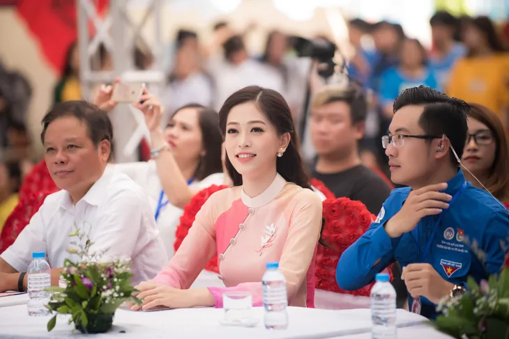 Á hậu Phương Nga diện đồ cá tính trở về trường trong vòng vây của sinh viên - Ảnh 4. Á hậu Phương Nga diện đồ cá tính trở về trường trong vòng vây của sinh viên - Ảnh 4.